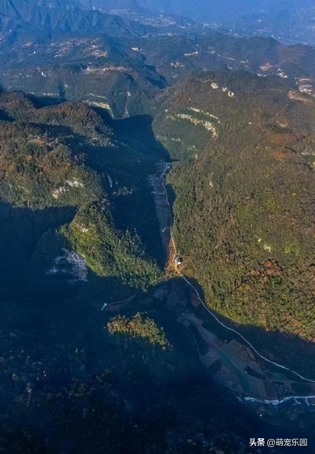 冬日三峡库区现色彩狂欢，秭归山村如宝石散落，错过等一年