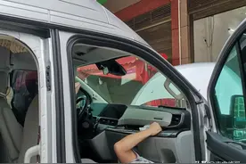 商务车改驻车空调，退休前为自驾以车为家做准备。图片