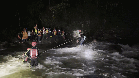 登山团遭遇“鬼打墙”，30人迷失深山中……