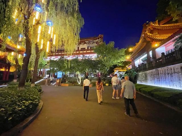 市县联动·瞰遵义丨夜幕下的茅台,藏着你没见过的热闹!