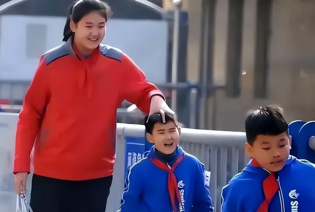 张子宇妈妈来到亚洲杯现场看女儿打球，母女长得是一模一样！