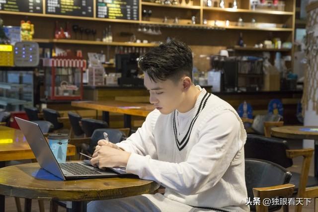 大学生保安陪晒火出圈，滕王阁里“卷”成诗