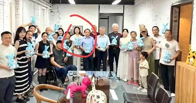 58岁宋祖英近照：穿白色棉麻套装，剪齐肩短发，私人聚会全场焦点