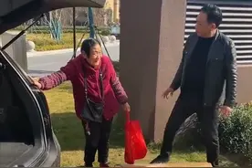 笑惨了，多大的老板都得帮妈妈收破烂，这位富豪恨得咬牙跺脚图片