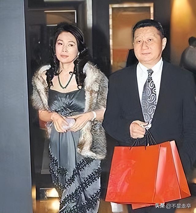 包养情人无数，娶初中同学女儿为妻，玩老婆闺蜜，孙道存有多放荡