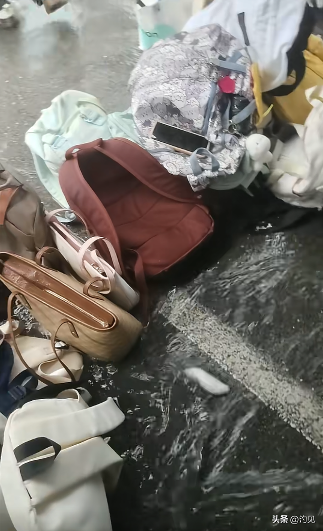 九江一教资考场遭大雨，大量手机平板被淋坏，考生：考场根本不管