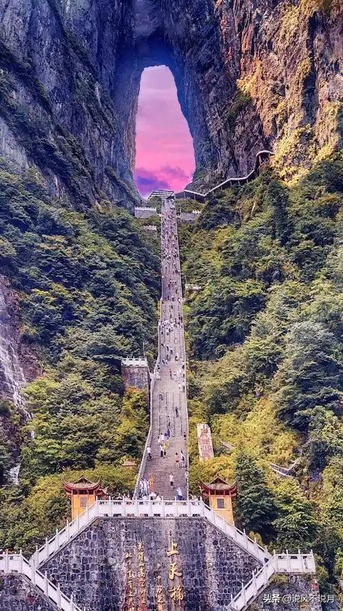 5年倒闭10家热门景区，年轻人住帐篷，天价酒店为啥割不动了？