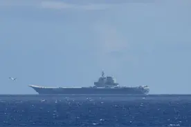 山东舰航母编队强势挺进“第二岛链”，美国围堵中国阴谋破灭，美军上下竟拉不出航母应对图片