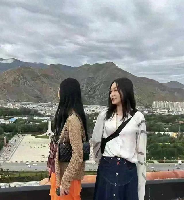 同是李连杰的基因，前妻黄秋燕的女儿和利智的女儿，差距格外明显