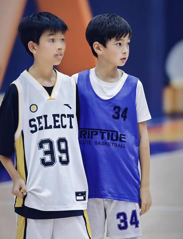 偶遇体育馆篮球赛，发现昔日娇气小公主变身运动健将，背后教育