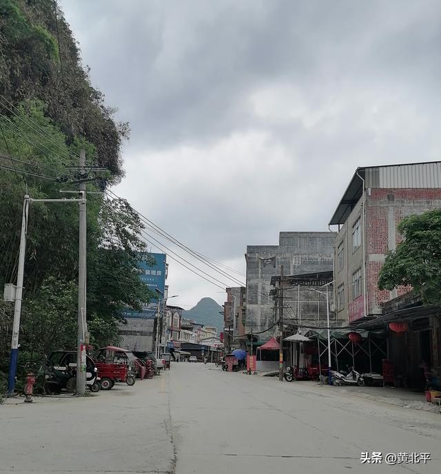 广西百色平果市与田东县交界的山区里有个小乡，没有海却叫海城