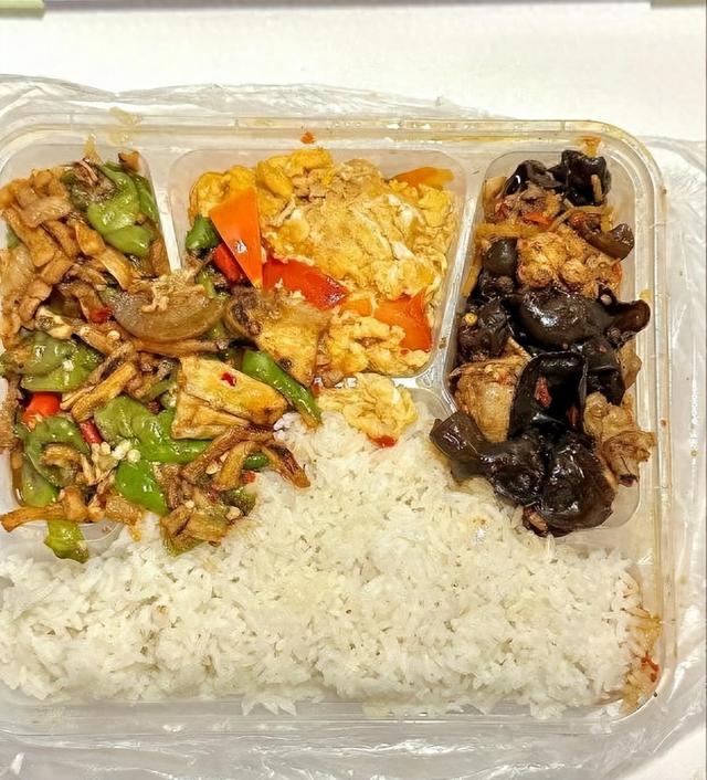 北京下了死命令：2027年底前，所有中小学必须告别“校外配餐”​