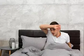 爱出汗的人，是身体虚吗？医生提醒：赶快排查一下这5种病！图片