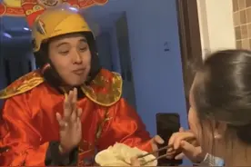 笑不活了！成都外卖小哥扮财神送餐被宠坏了，我今天都吃了八顿了图片