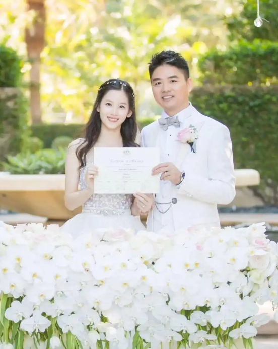 刘强东一句话暴露婚变传闻真相后，恶心一幕出现，奶茶妹妹太可怜