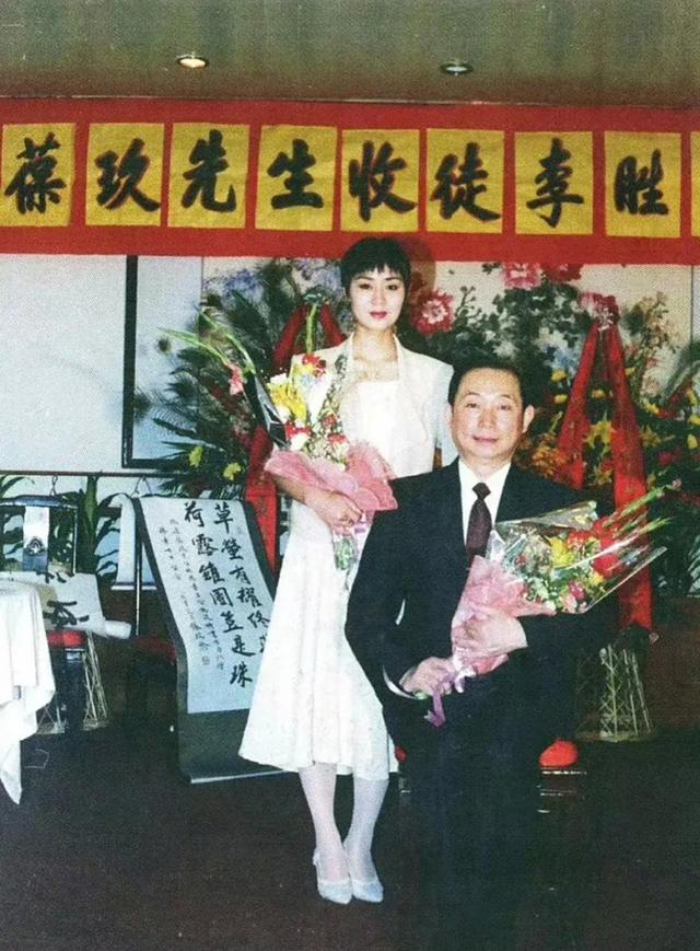 至今未婚未育，身边却有男人陪了近27年！59岁的她才是真人间清醒