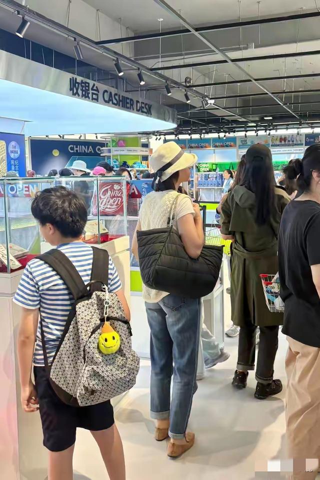 前央视主持人董卿在北京中网被偶遇 朴素装扮难掩优雅 美得浑然天成