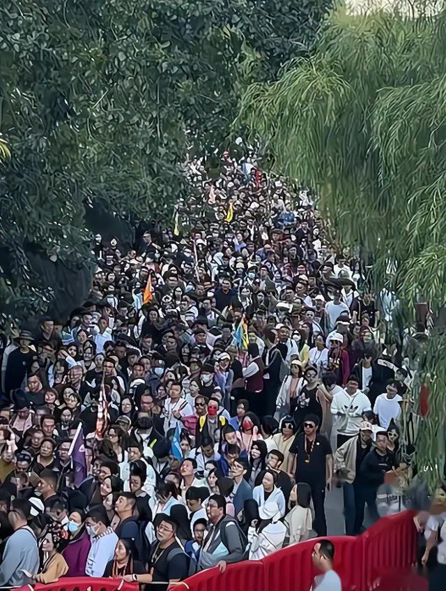 景区离大门几公里！逼坐车圈地收钱，旅游乱象真没人管吗