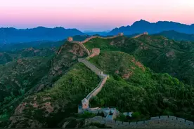 八达岭长城怎么玩?缆车上徒步下，节省体力，又不失登山的乐趣。图片