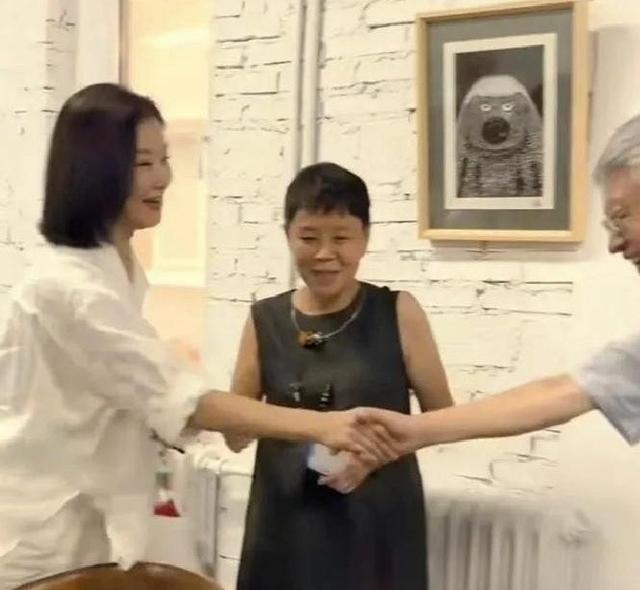 宋祖英私下聚会画面曝光，穿棉麻衣留短发亮相，完全颠覆你的印象