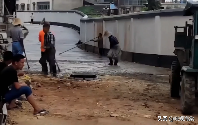 老太破坏修路路面后续：民警走了又挖，村干部曝真相，子女被牵连