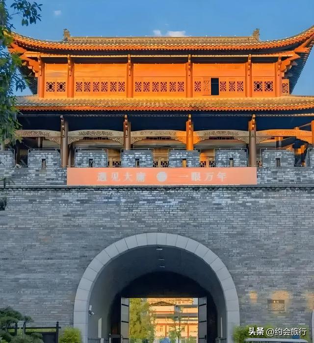 奇了怪了！张家界游客挤爆了，为啥还倒亏3327万？被古城坑惨了？