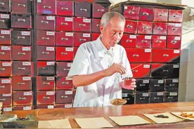 2024年“最美医生”李伯藩：赤诚之心践医道 杏林春暖拂人心图片