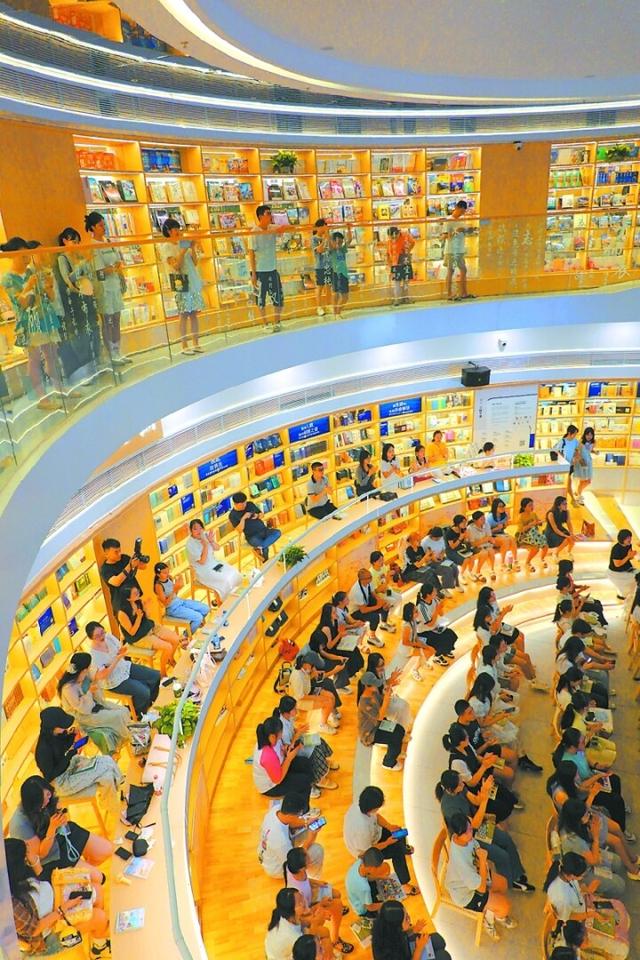 高温炙烤下 南充市民消暑有凉方