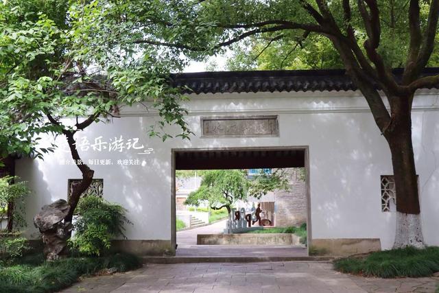 宁波镇海居然藏着一个小苏州园林，绿树掩映着亭台楼阁，值得游玩