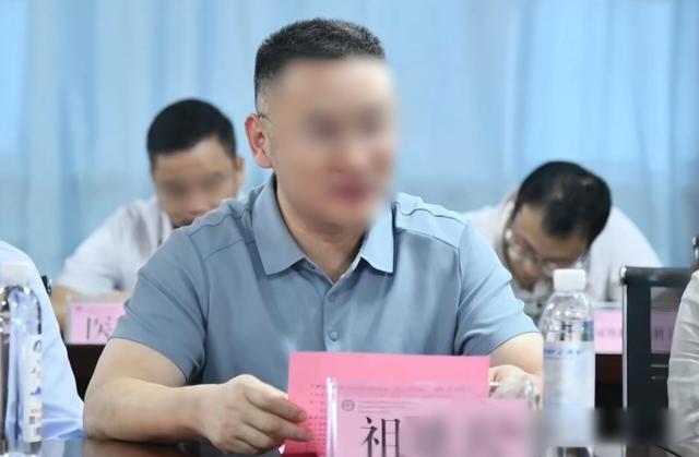 副院长视频后续！眼科女主任爱干净	，旧沙发上铺了两张无菌床单