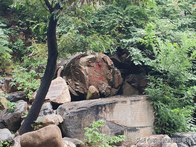 泰安：雨中的泰山红门登山口，280元登山助力机器人，你试过吗？