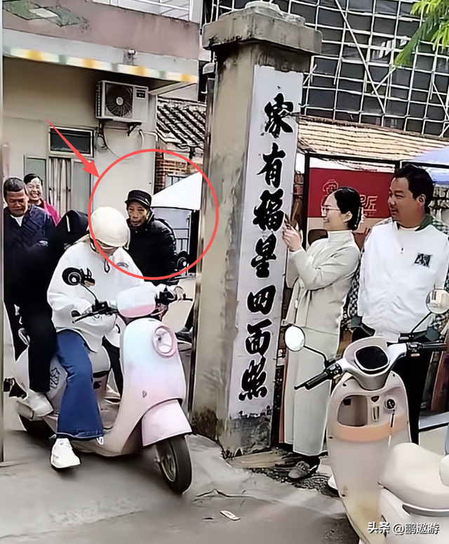 全红婵又回家看爷爷奶奶了！背着LV包去“炸街”，妹妹染了新头发