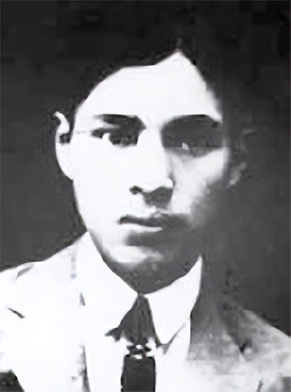 李鹏总理儿媳罕见留影，五官端正长相大气，爷爷功勋卓著比肩元帅