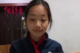 女儿第一次期中考试成绩不理想，妈妈拿出女儿爱吃的甜品安慰鼓励图片