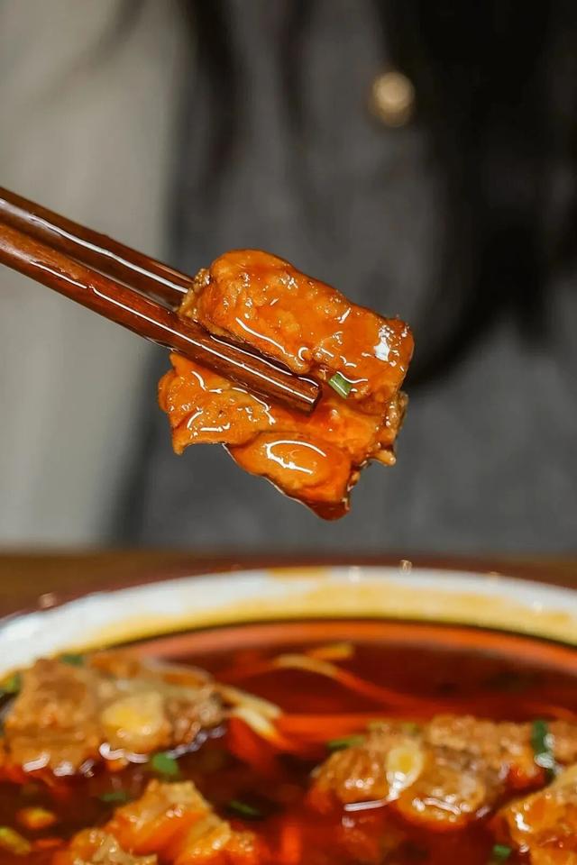 宜宾冠英古街秋假遛娃指南：非遗扎染、燃面研学、江边喂鱼，一站式玩透！