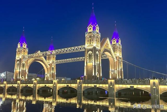 #“我的铁路风景”故事汇#金秋全域特色线路丨走，金秋我们去新疆！