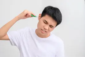 笑麻了！去医院掏耳屎直接晕厥了，我笑死在评论区图片