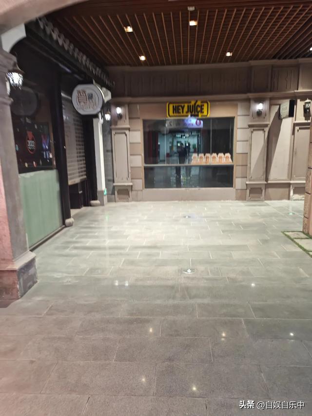 不敢想象，寸土寸金的苏州中心居然有这种地方，跟鬼屋一样