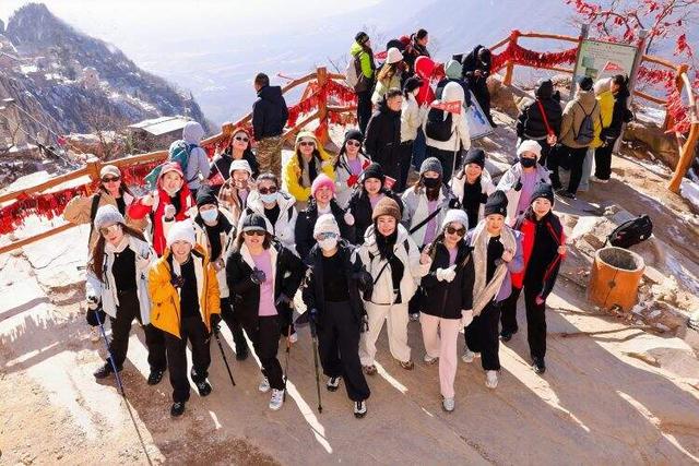 “极峰”织暖：用49次嵩顶行，解码13.17微米羊毛的智慧