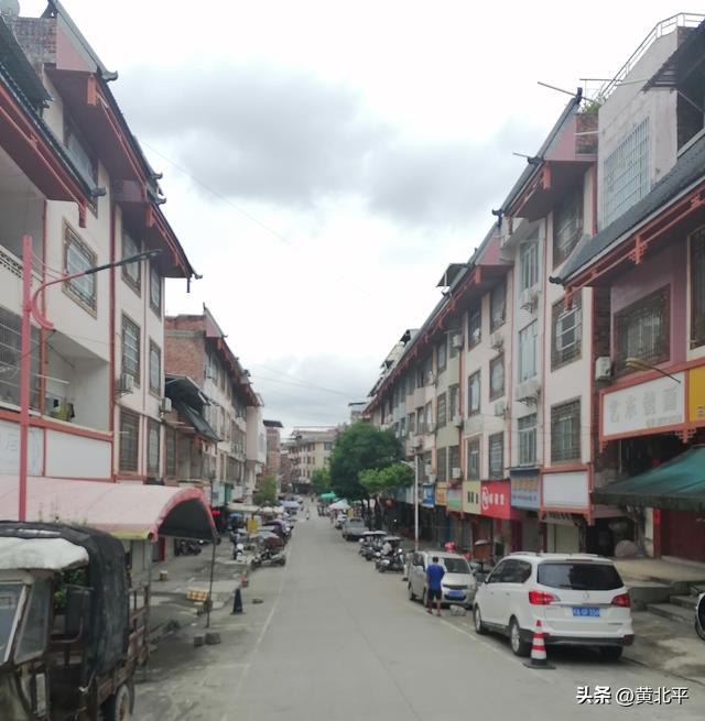 广西南宁市离上林县城仅三公里而得名的三里镇，古代则是军事重镇