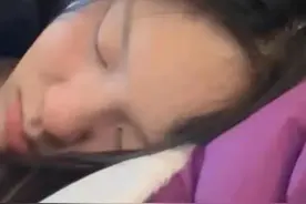 后续来了，高铁上女子靠陌生男子肩上睡着，结果很温馨图片