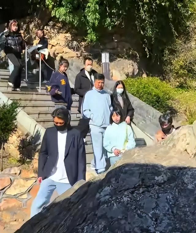 朱媛媛去世5个月后，辛柏青和李乃文现身大孤山，整个人憔悴好多