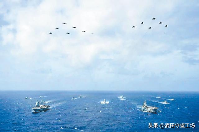 日本最怕的事来了！高市拒不道歉后，解放军4万吨舰队抵近12海里