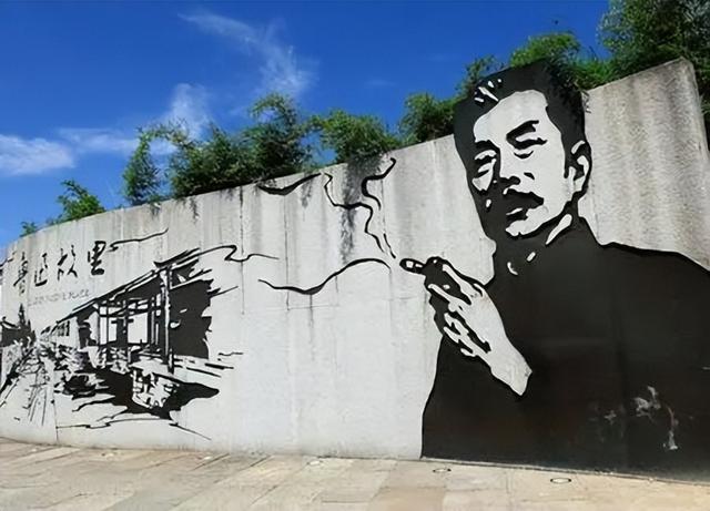 人民日报发声，鲁迅夹烟事件定调，投诉人身份被扒，果然有情况