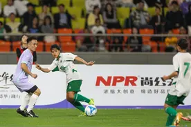 与琼中女足明星队同场竞技 香港精装明星足球队慈善友谊赛三亚站举行图片