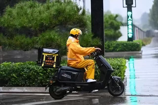 经济增速变缓，曾月入2万高管后改行送外卖，女骑手开始越来越多