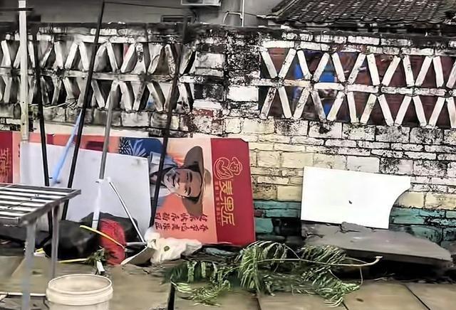 全红婵家的店铺牌匾被台风击碎，全爸一路小跑到店中躲避台风
