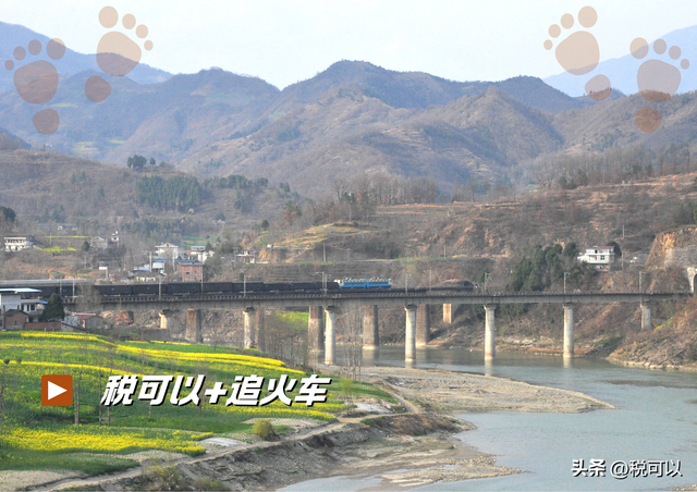 宝成铁路：嘉陵江第一湾，晚归的绿皮火车穿越夕阳