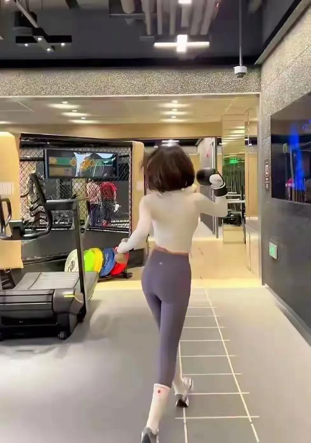 聂小雨穿着瑜伽裤，那拉链开合的样子，好时尚啊，特有一番韵味。
