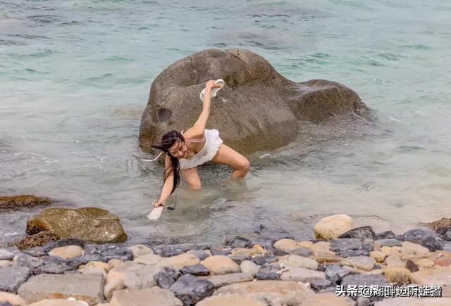 河北秦皇岛一校花太漂亮了，五官精致， 鞋码37，美得让人移不开眼